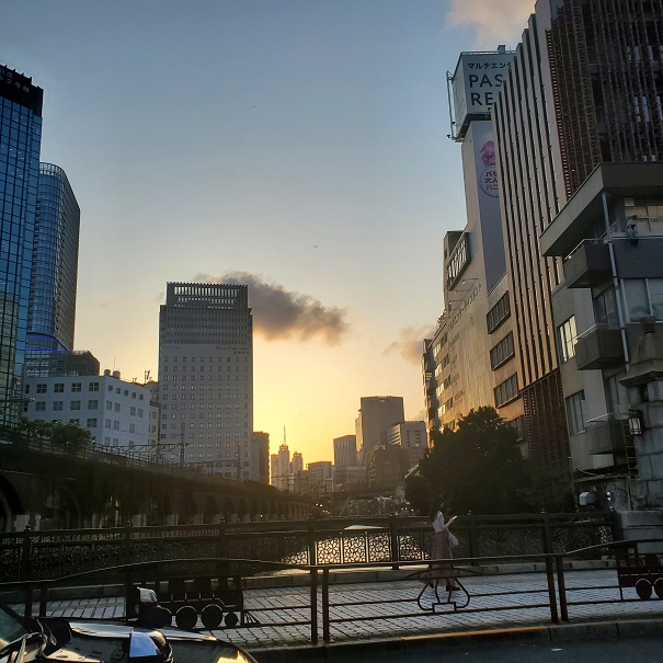 夕暮れ　夕焼け　オフィス街　東京の空